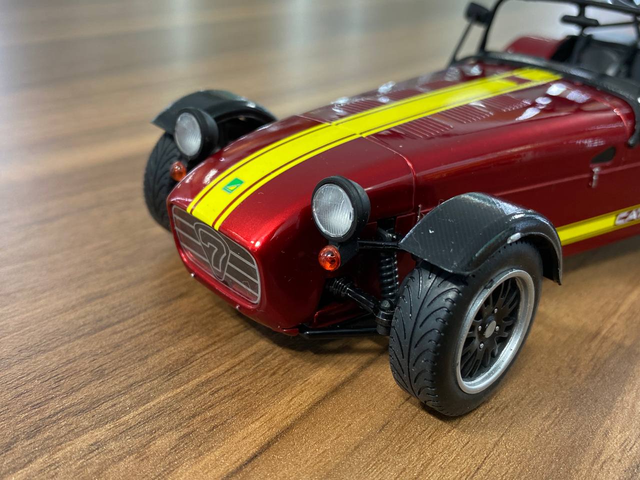 1/18 Diecast Solido CATERHAM SEVEN 275 Academy 2014 in red/yellow