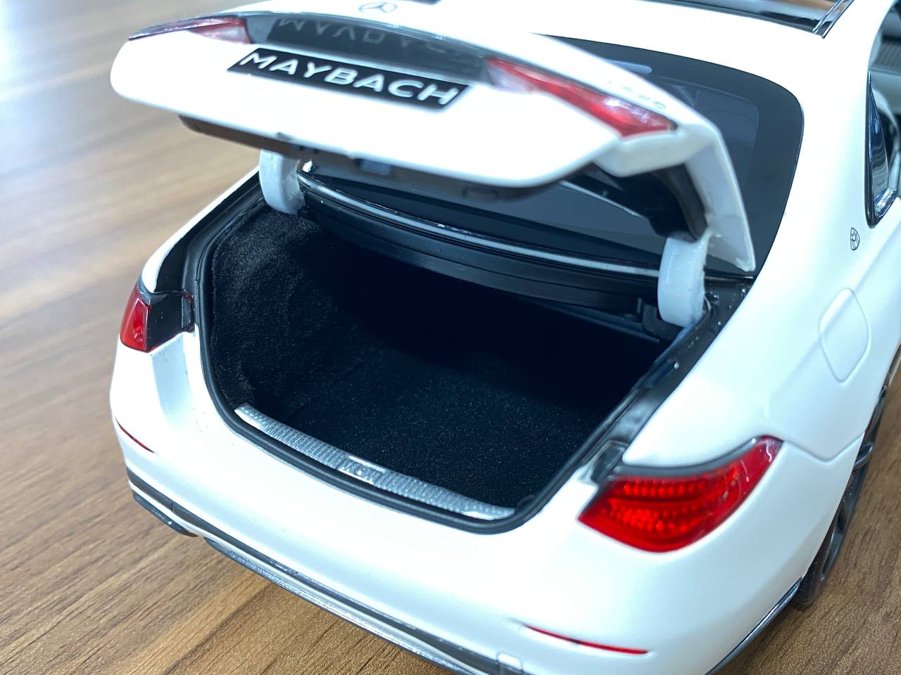 1/18 Diecast Metal Model – Mercedes-Maybach S 680 Night Series | Norev Dealer Edition | Full Opening | Opalite White