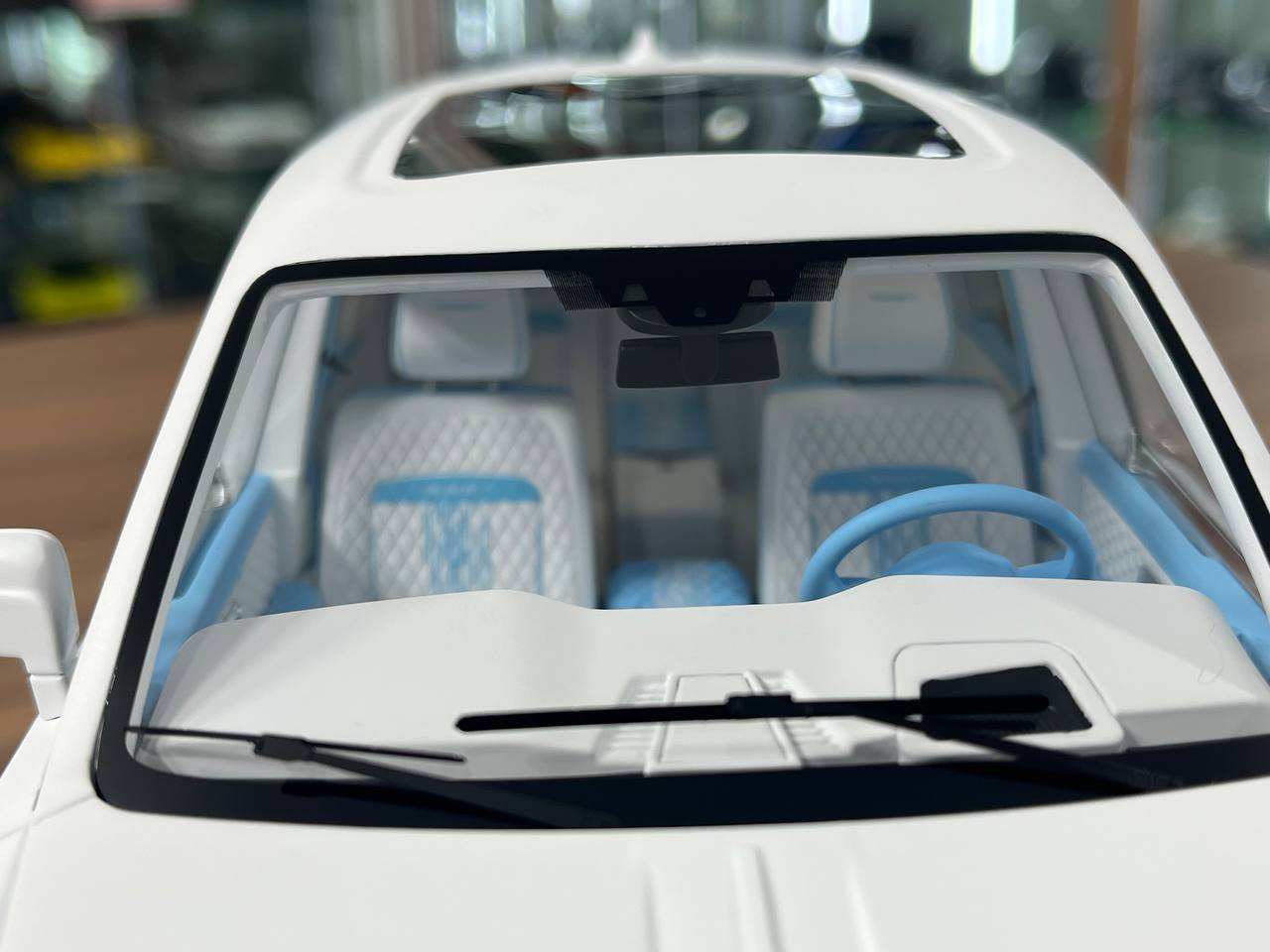 ★ 1/18 Davis & Giovanni Rolls Royce Cullinan Mansory – White / Light Blue | Limited to 03