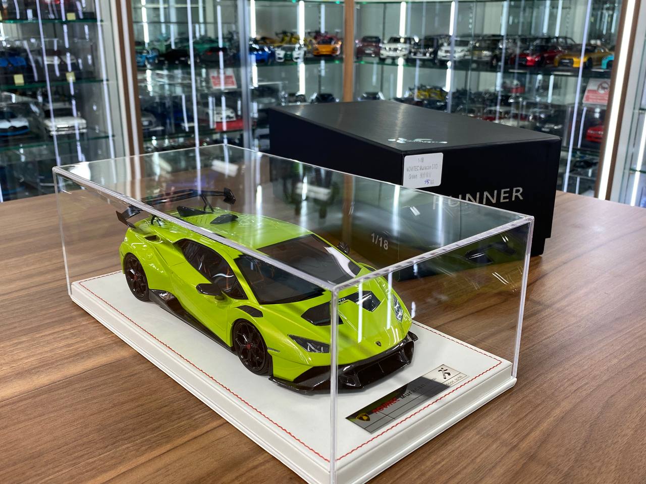 ★ 1/18 Runner Lamborghini Huracan STO Novitec – Green – Limited Edition (66 pcs)