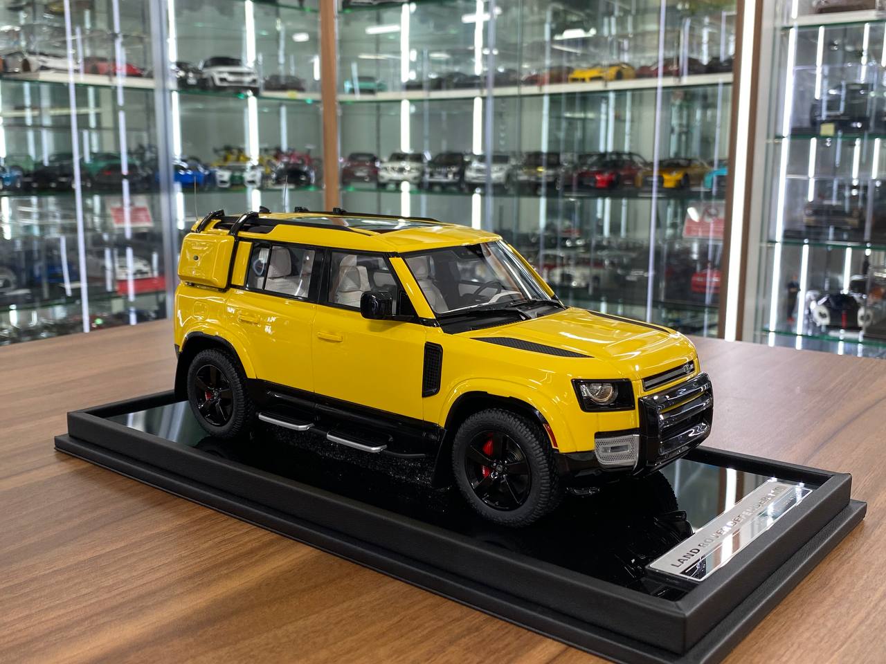 1/18 Resin MotorHelix Land Rover Defender 110 Desert Yellow Limited 50 pcs