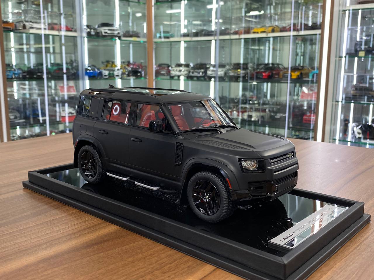 1/18 Resin MotorHelix Land Rover Defender 110 Matt Black Limited 50 pcs