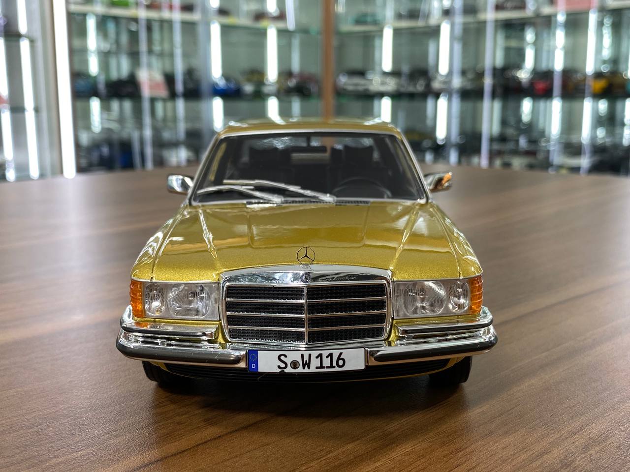 1/18 Mercedes-Benz 450SEL W116 Gold Model Car by iScale
