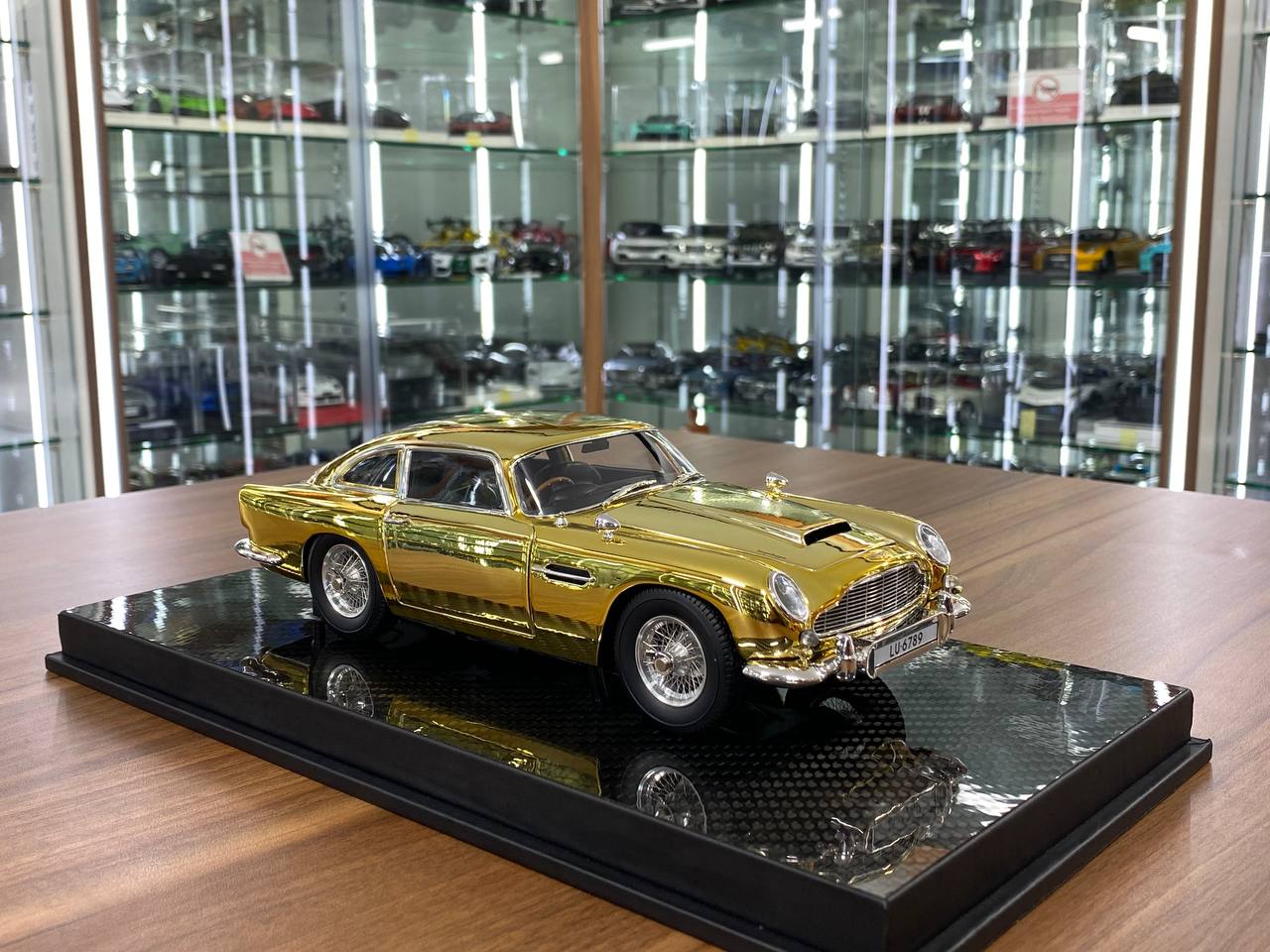 1/18 YY Model Aston Martin DB5 Goldfinger 007 Gold Chrome resin car