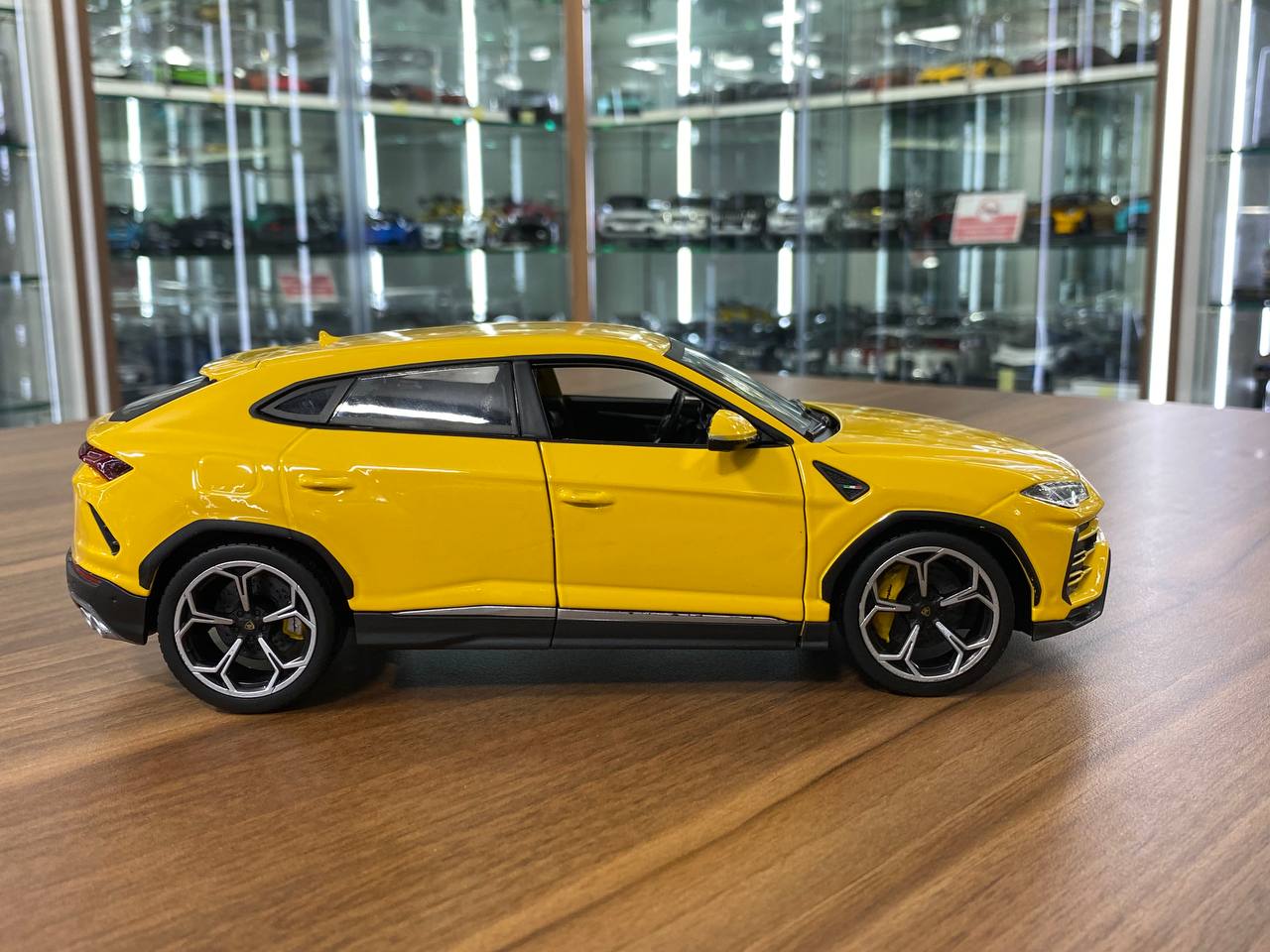 1/18 Diecast Lamborghini Urus Yellow Bburago Scale Model Car