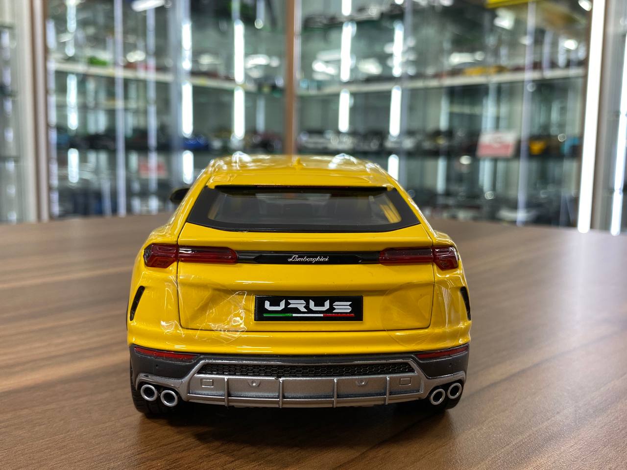 1/18 Diecast Lamborghini Urus Yellow Bburago Scale Model Car