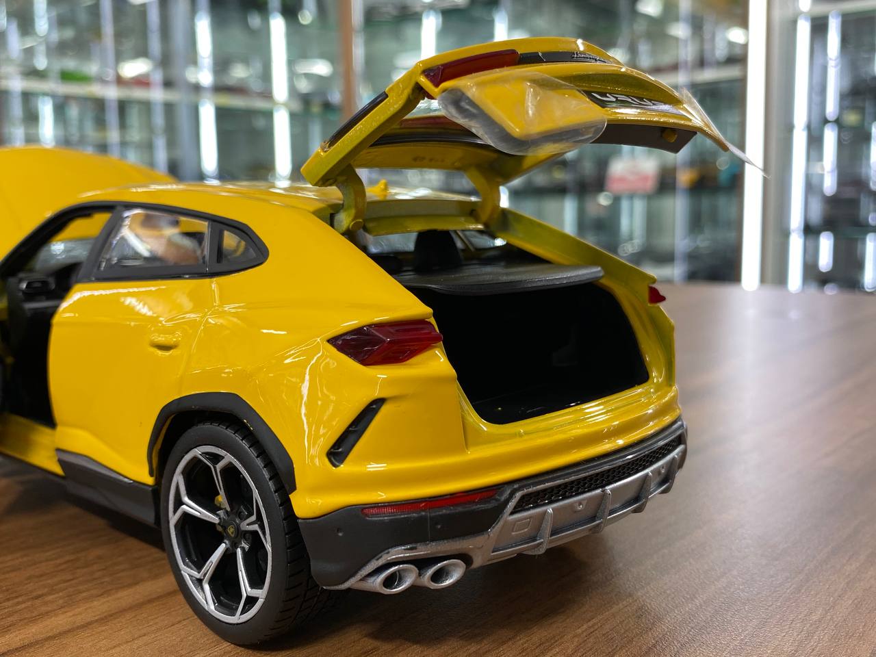 1/18 Diecast Lamborghini Urus Yellow Bburago Scale Model Car