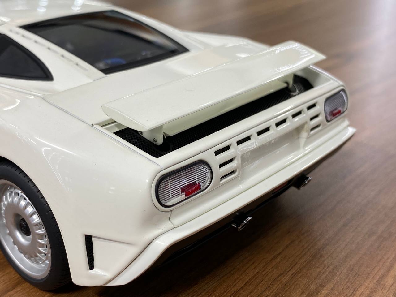 1/18 Diecast Bugatti EB 110 White AUTOart Scale Model Car