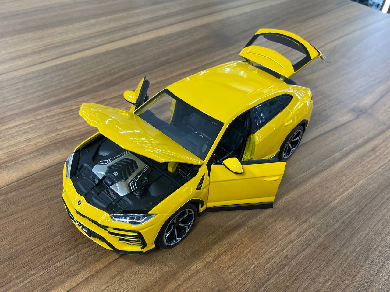 1/18 Diecast Lamborghini Urus Yellow Bburago Scale Model Car