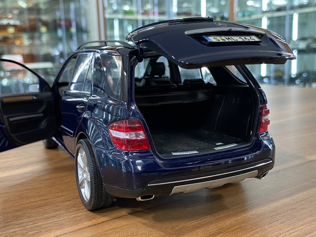 Minichamps Mercedes-Benz M-Class - Blue (1/18 Scale , Diecast)
