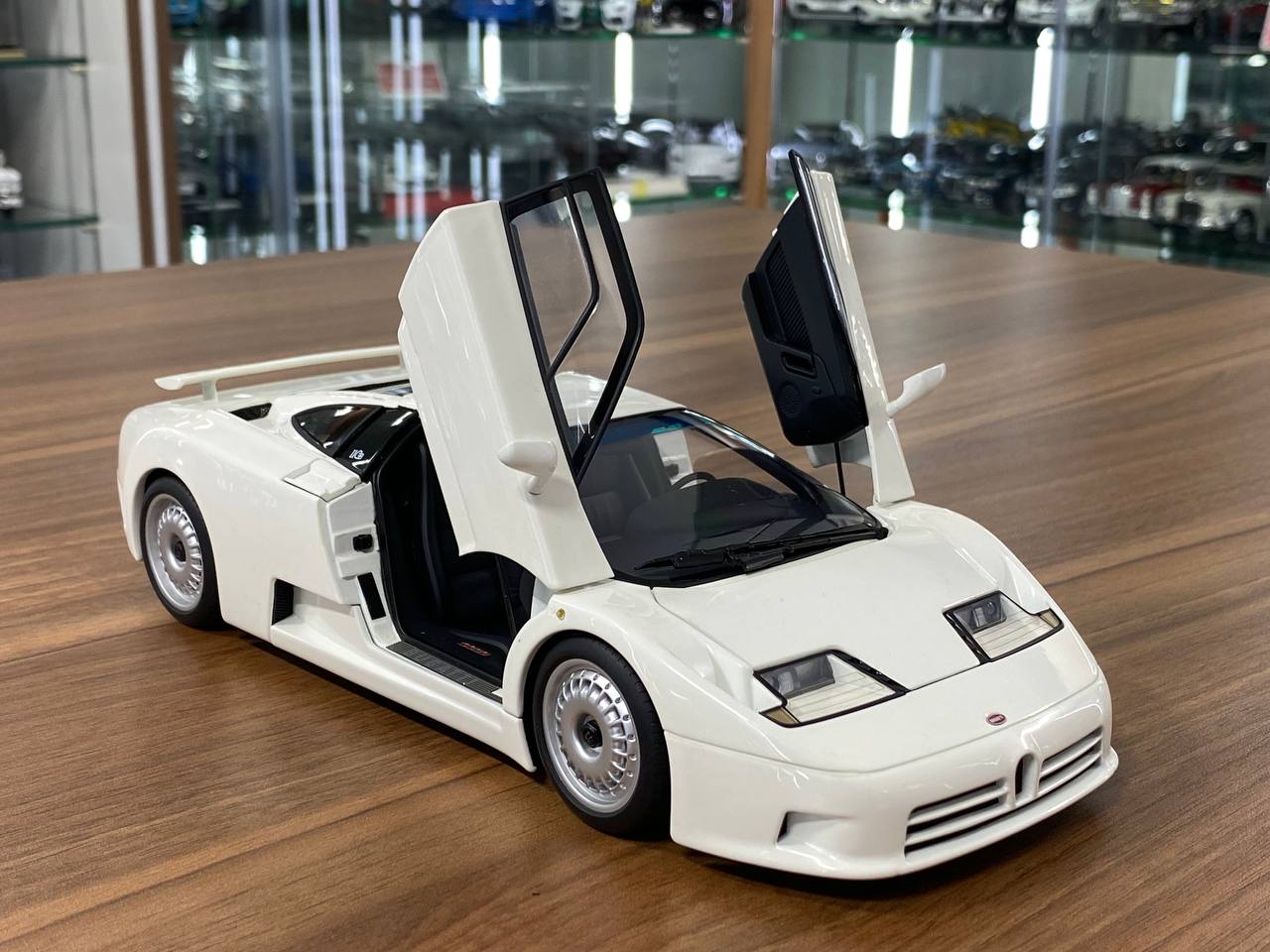 1/18 Diecast Bugatti EB 110 White AUTOart Scale Model Car