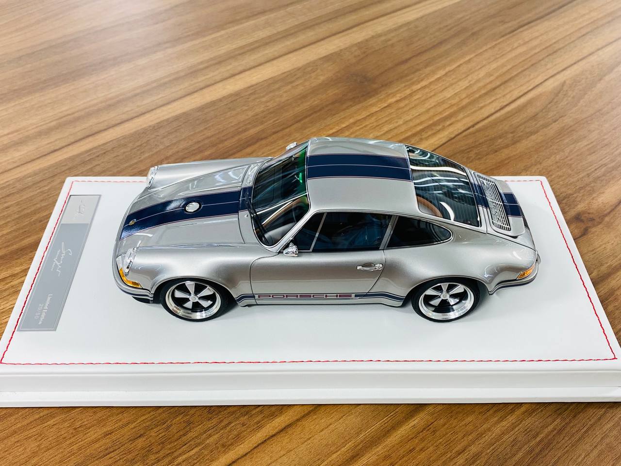 Ivy Model Porsche 911 Singer – 1/18 Resin Model, Titanium Silver/Navy Stripe, Limited 57