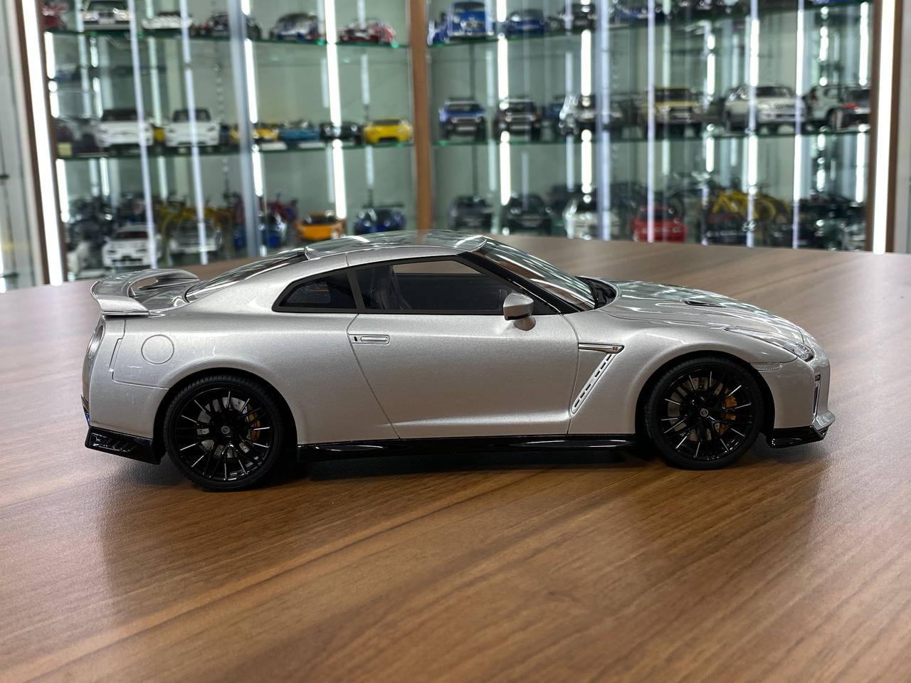 1:18 Resin Model - Kyosho Samurai Nissan GT-R R35 Premium Edition (Silver)