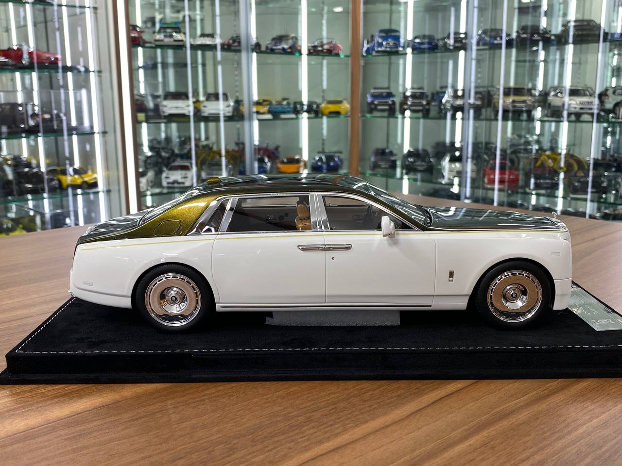 1:18 Resin Model - H&H Rolls Royce Phantom Extended Wheelbase II (White/Gold)