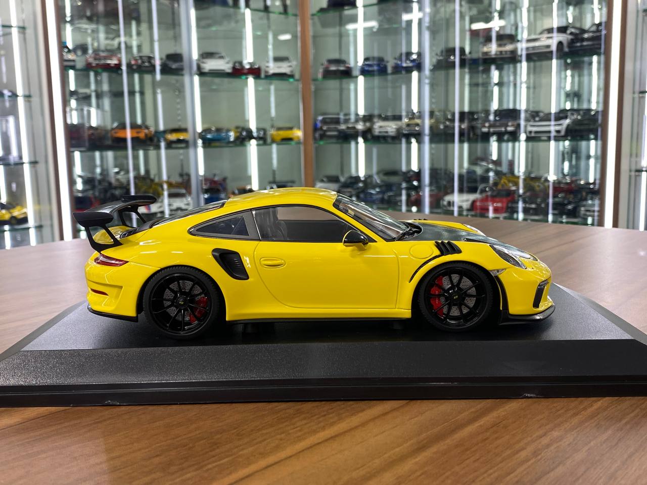 1:18 Diecast - Porsche 911 GT3 RS 2019 by Minichamps (Yellow with Black Wheels)