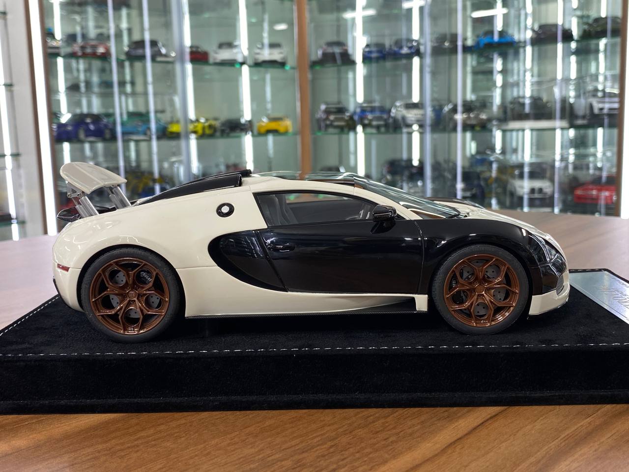 1:18 Resin H&H Bugatti Veyron Grand Sport 16.4 Black/White (Limited 20 pcs)