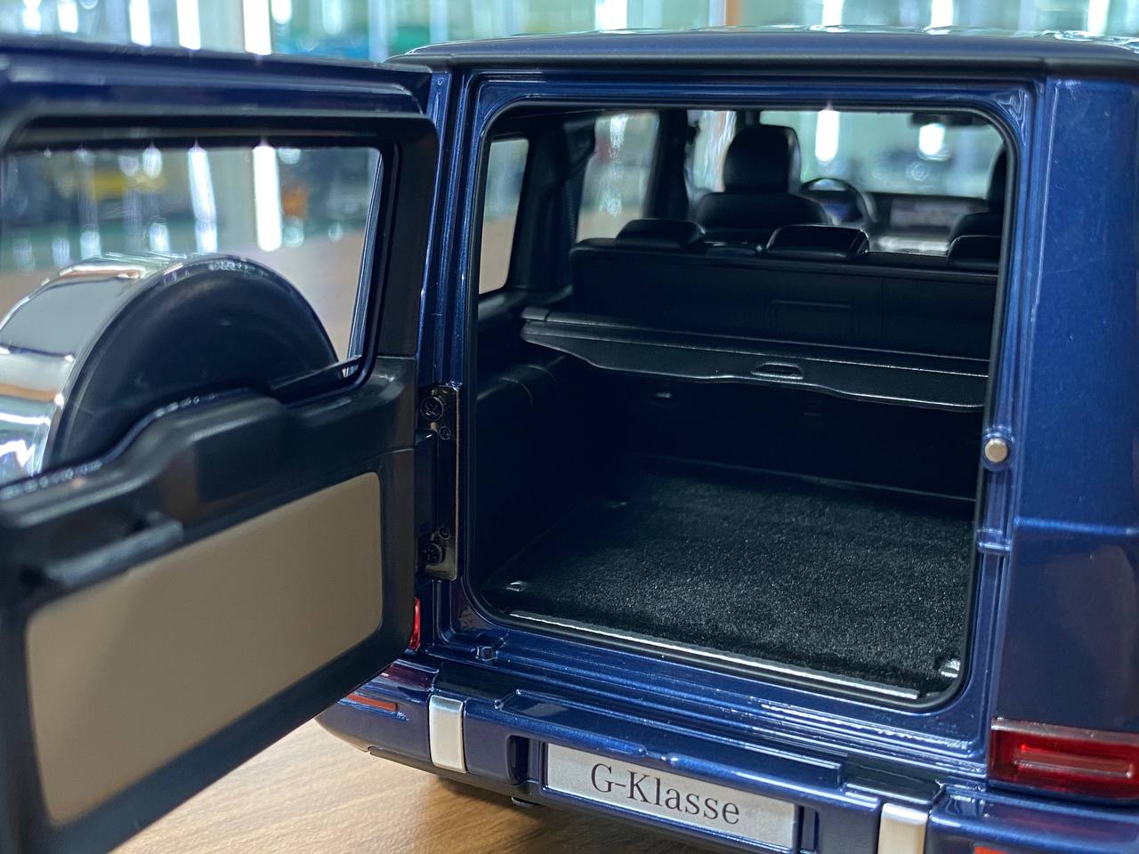 1/18 metal diecast Norev Dealer Edition Mercedes-Benz G 500 AMG Line Color Sodalite Blue