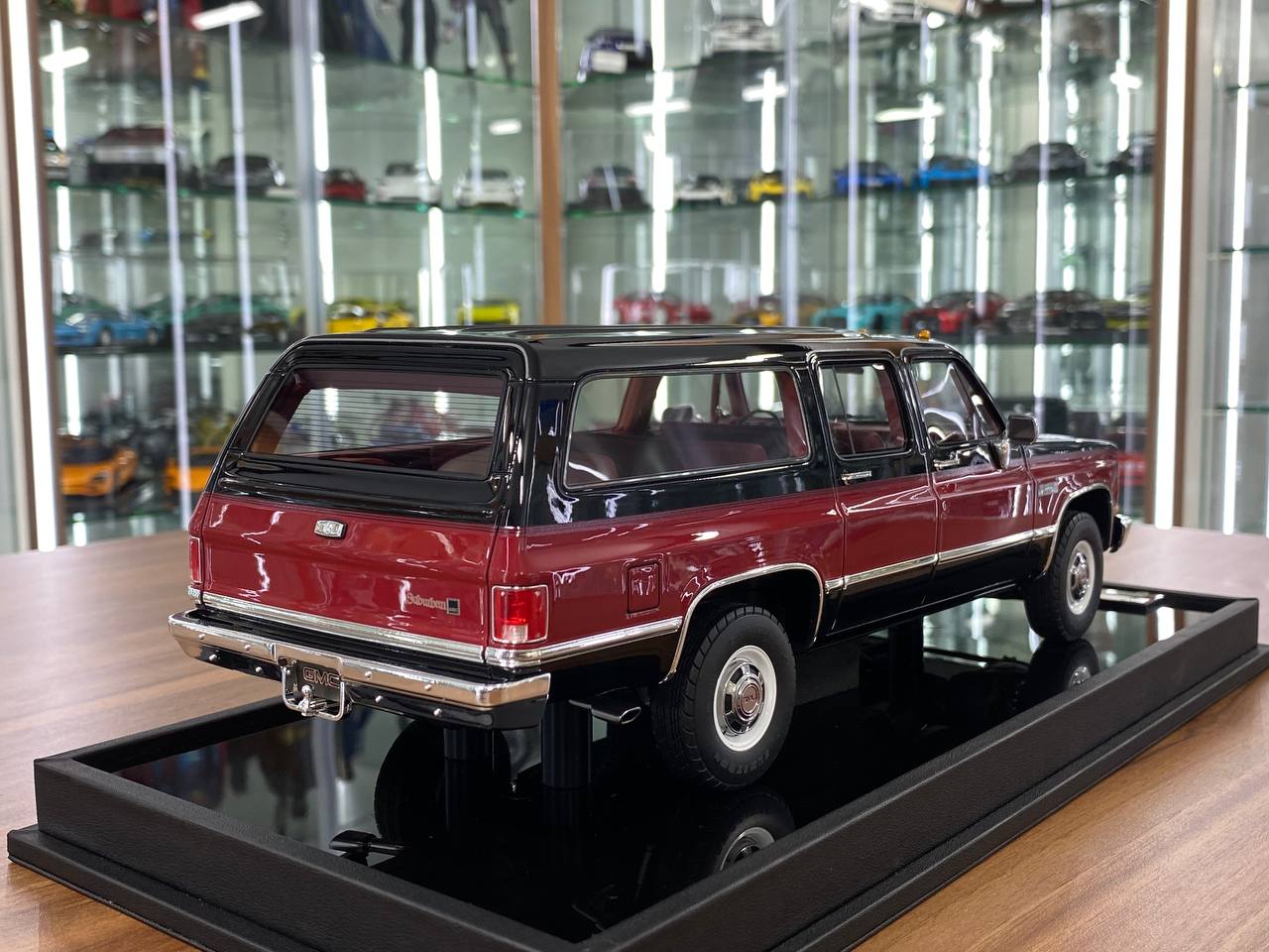 1/18 Resin – Old School Models GMC Suburban 2500 (1986) Black & Red Limited Edition/ 100 pcs