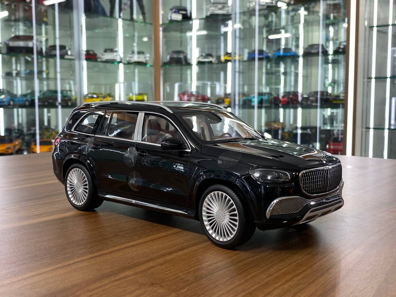 1/18 Diecast Mercedes-Maybach GLS 600 4MATIC Black Paragon Scale Model Car