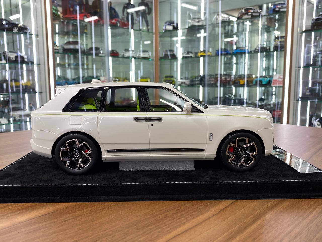 1/18 Resin Model – H&H Rolls Royce Cullinan Series II Pearl White with Black Badge Limited Edition: 30 pcs