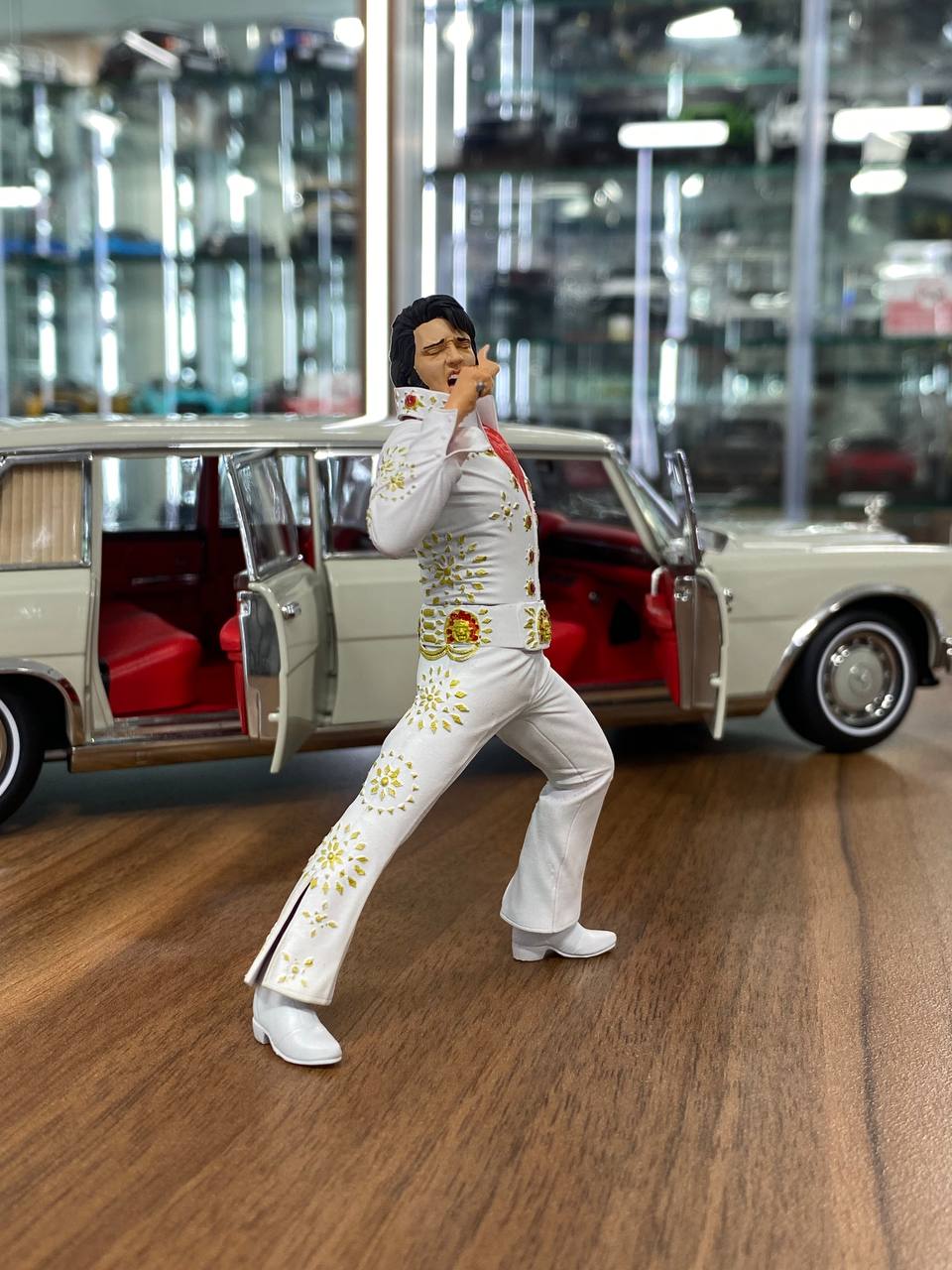 1/18 Scale Figure (Hand Made / Painted) ELVIS PRESLEY 1973 (Resin)