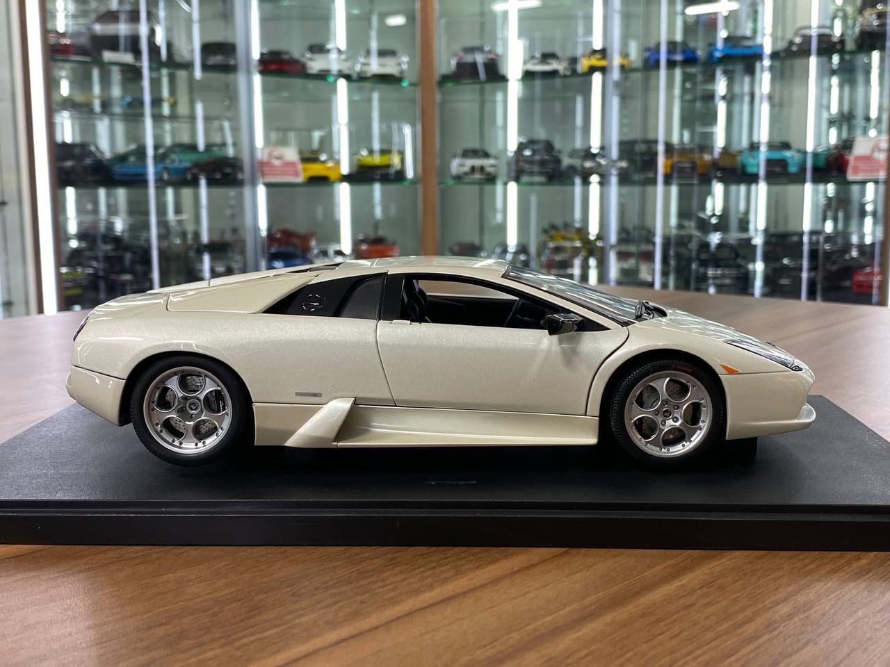 1/18 Diecast Lamborghini Murciélago – Balloon White | AUTOart | Full Opening