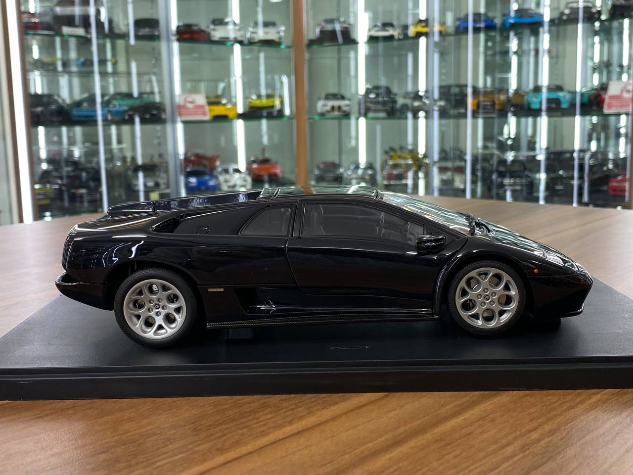 1/18 Diecast Lamborghini Diablo 6.0 – Metallic Black | AUTOart | Full Opening