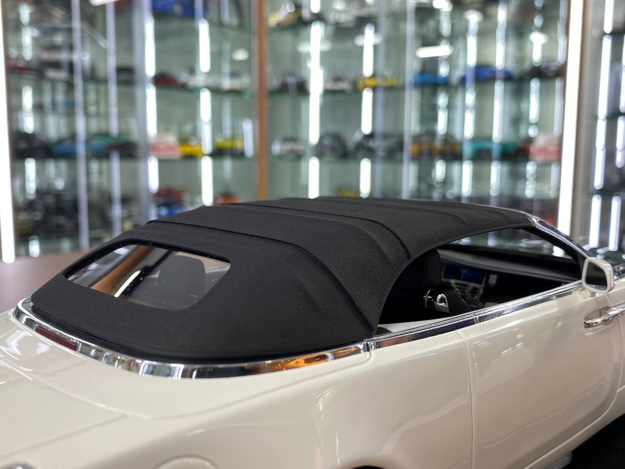 1/18 Resin Model – Rolls Royce Dawn | H&H |Pearl White / Diamond Black