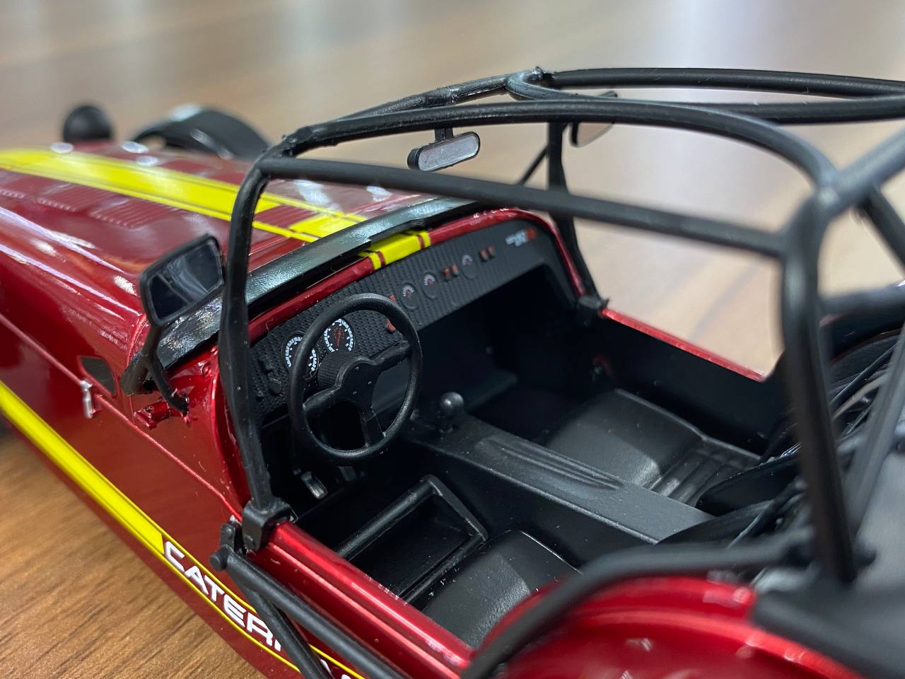 1/18 Diecast Solido CATERHAM SEVEN 275 Academy 2014 in red/yellow