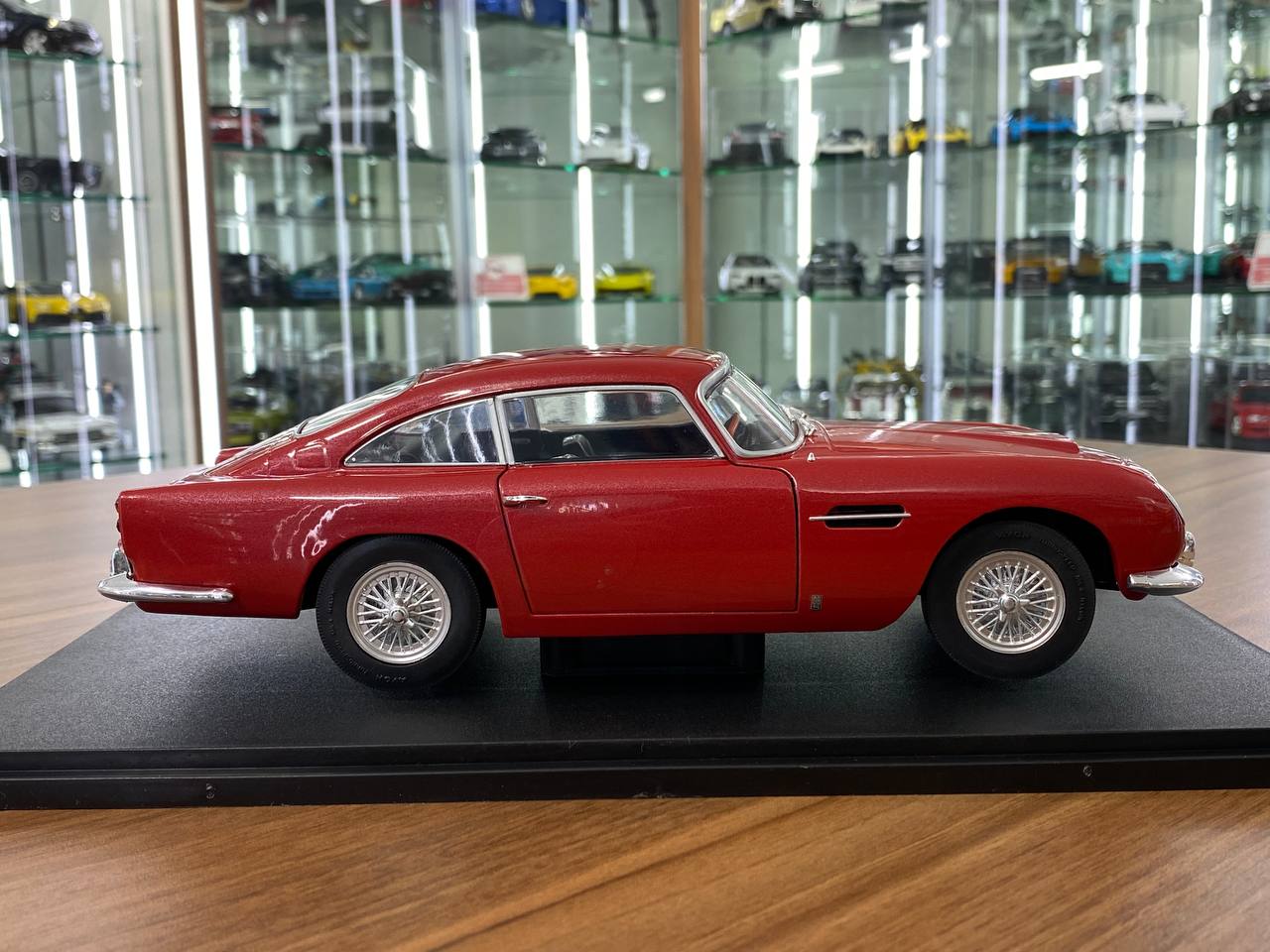 1/18 Diecast Solido Aston Martin DB5 in Red