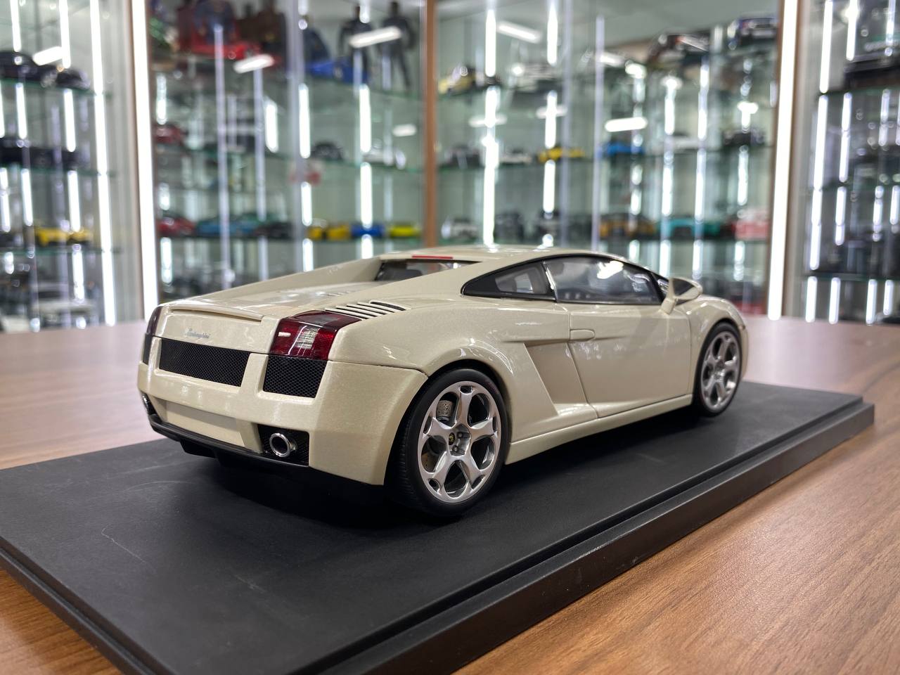 1/18 Diecast Metal Model – Lamborghini Gallardo | AUTOart | Full Opening | Balloon White