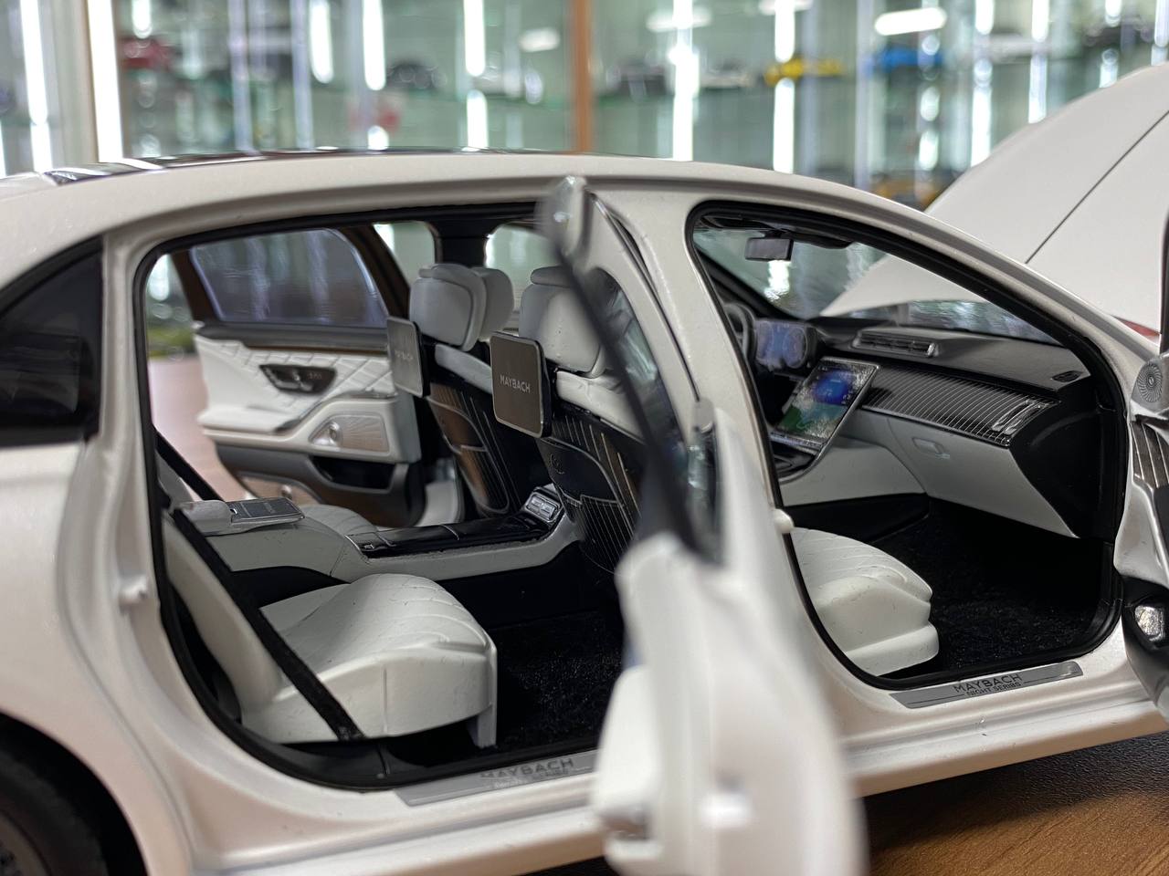 1/18 Diecast Metal Model – Mercedes-Maybach S 680 Night Series | Norev Dealer Edition | Full Opening | Opalite White