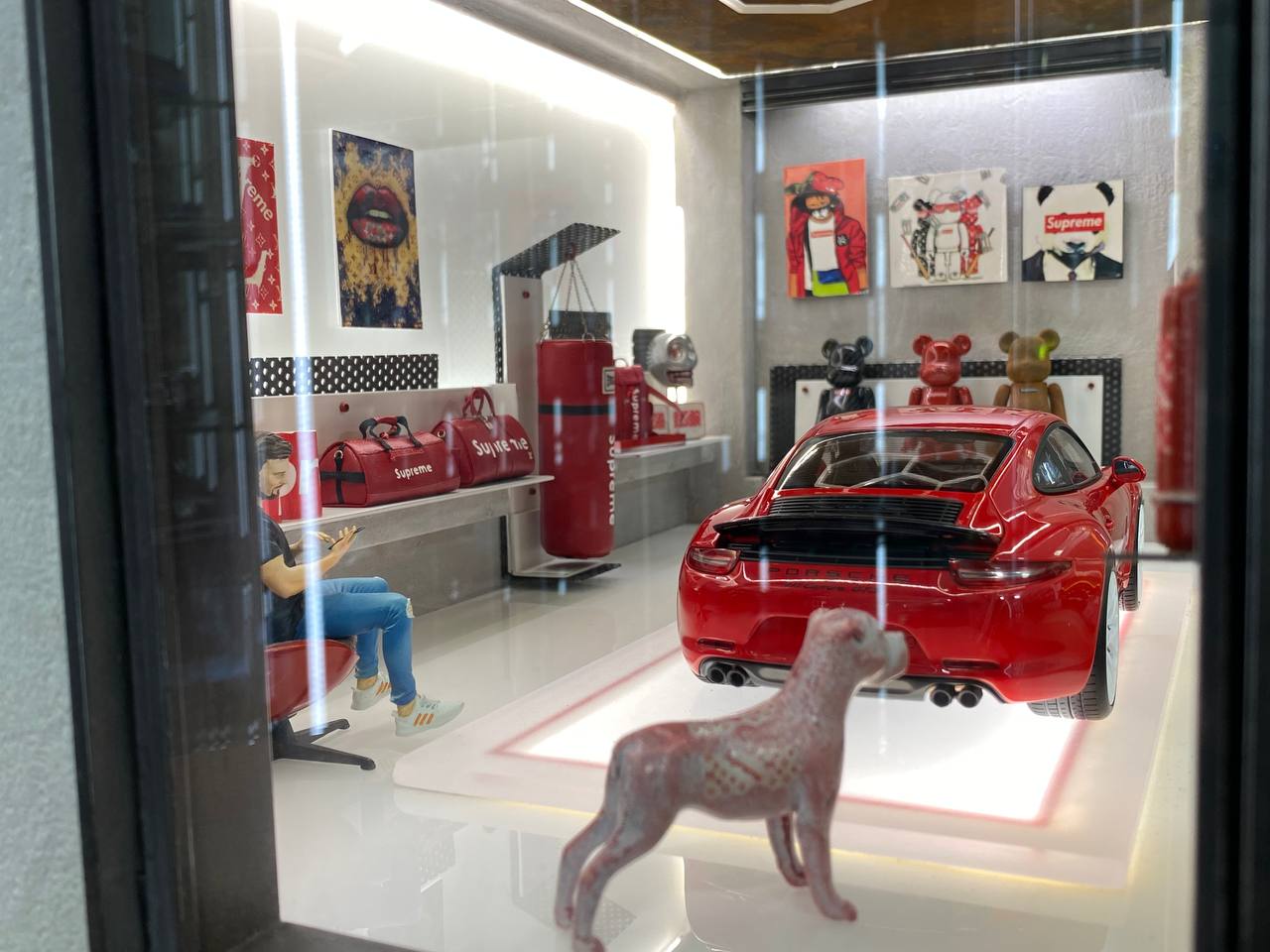 1/18 Diorama – Luxury Supreme Store | Custom Made with Light | Car Not Included