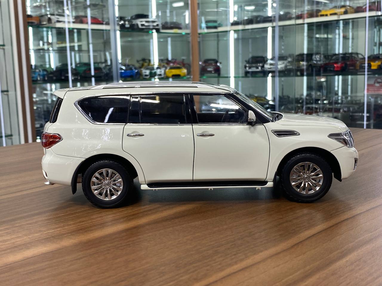 1/18 Nissan Patrol Y62 Paudi White Model Car
