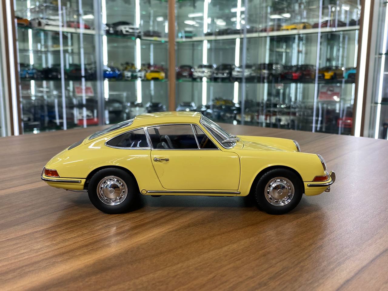 1/18 KYOSHO Porsche 911 (901) Champagne Yellow | Diecast Model with Full Opening