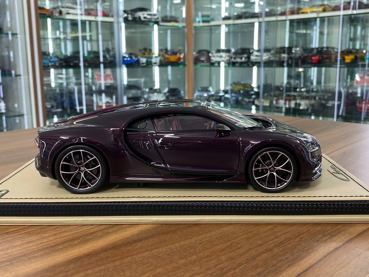★ 1:18 MR Collection Bugatti Chiron Sky View – Red Carbon / Black – Limited Edition