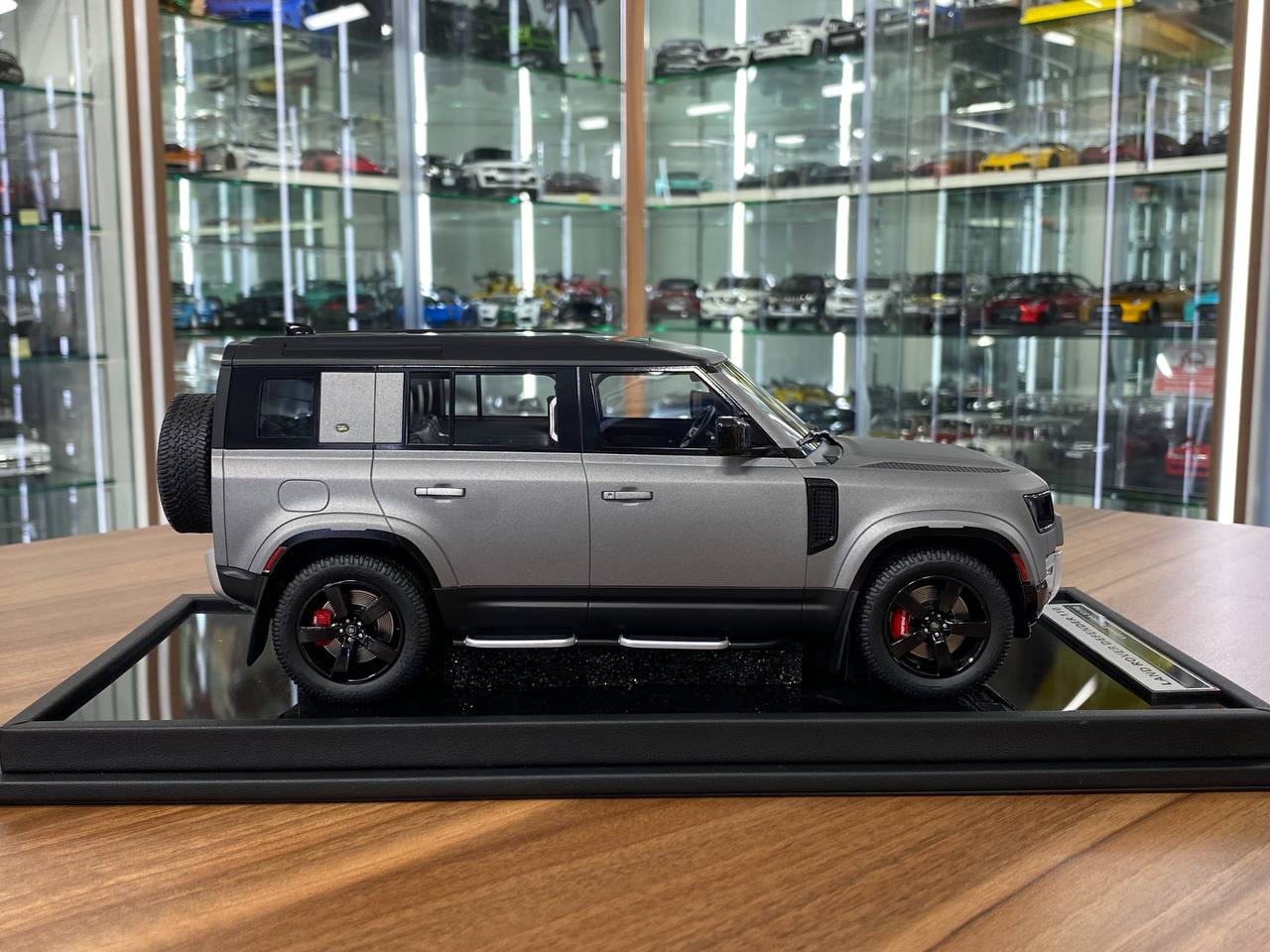 1/18 Resin MotorHelix Land Rover Defender 110 Matt Grey Limited 50 pcs