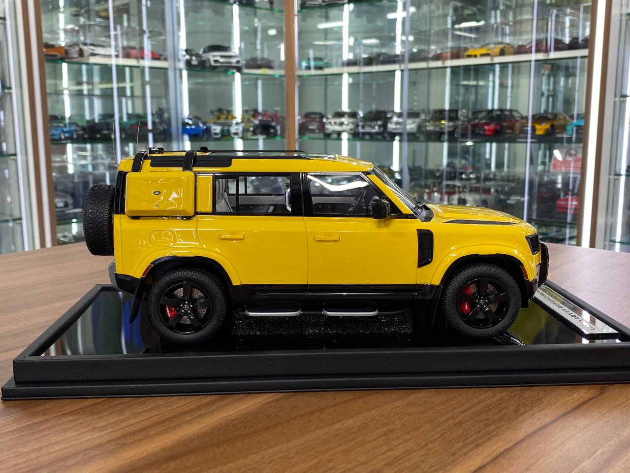 1/18 Resin MotorHelix Land Rover Defender 110 Desert Yellow Limited 50 pcs