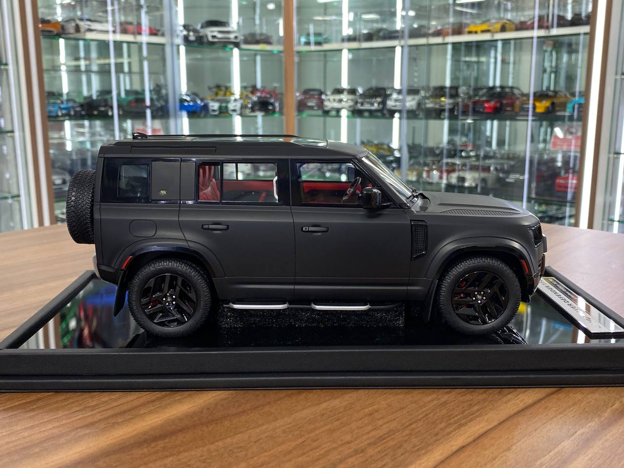 1/18 Resin MotorHelix Land Rover Defender 110 Matt Black Limited 50 pcs