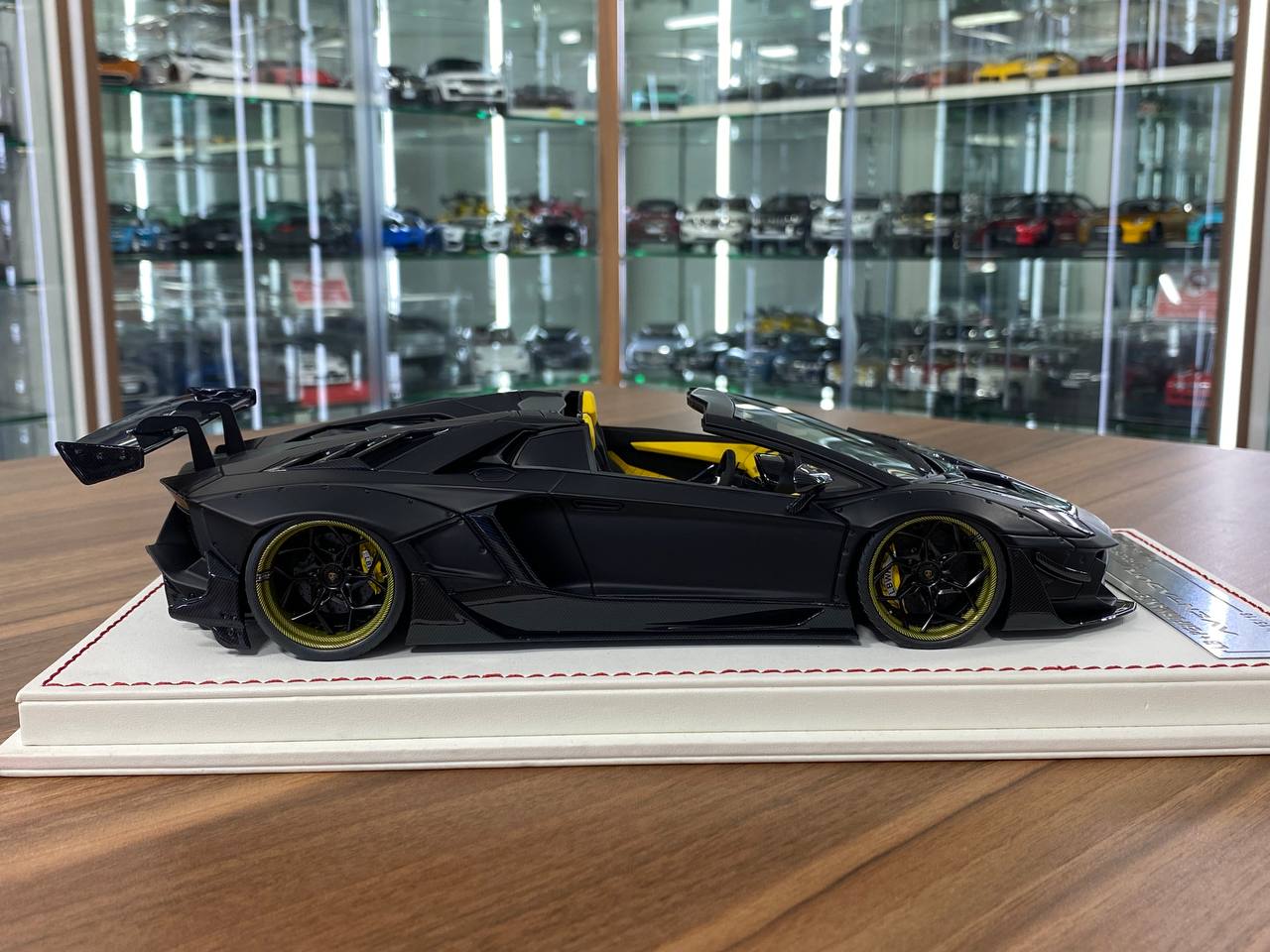 1/18 Resin Davis & Giovanni Lamborghini Aventador LP 720-4 2.0 Roadster in Matt Black with Black/Yellow Interior Limited Edition - 18 pcs