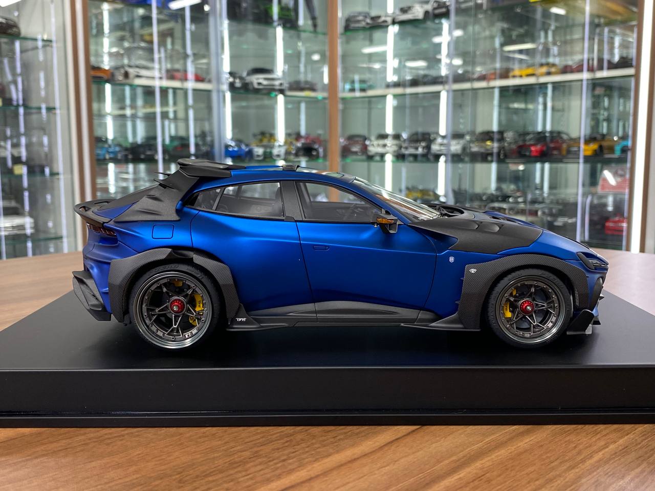 1/18 Resin Dream Walkers Accompanier D775 in Matt Klein blue / black lining Limited 15/99