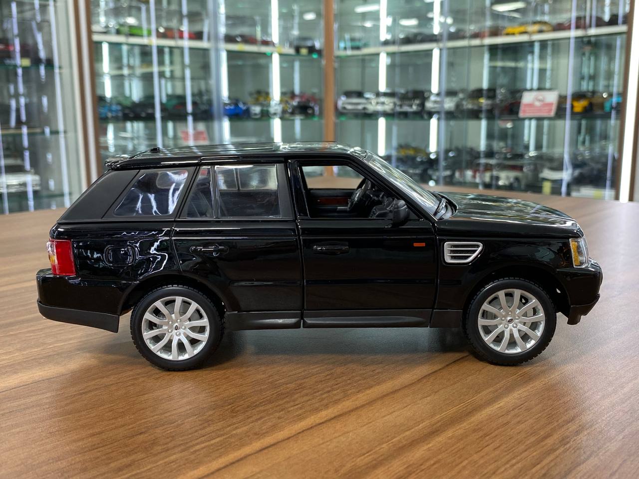 1/18 Diecast Bburago Land Rover - Range Rover Sport (Black) Scale Model Car