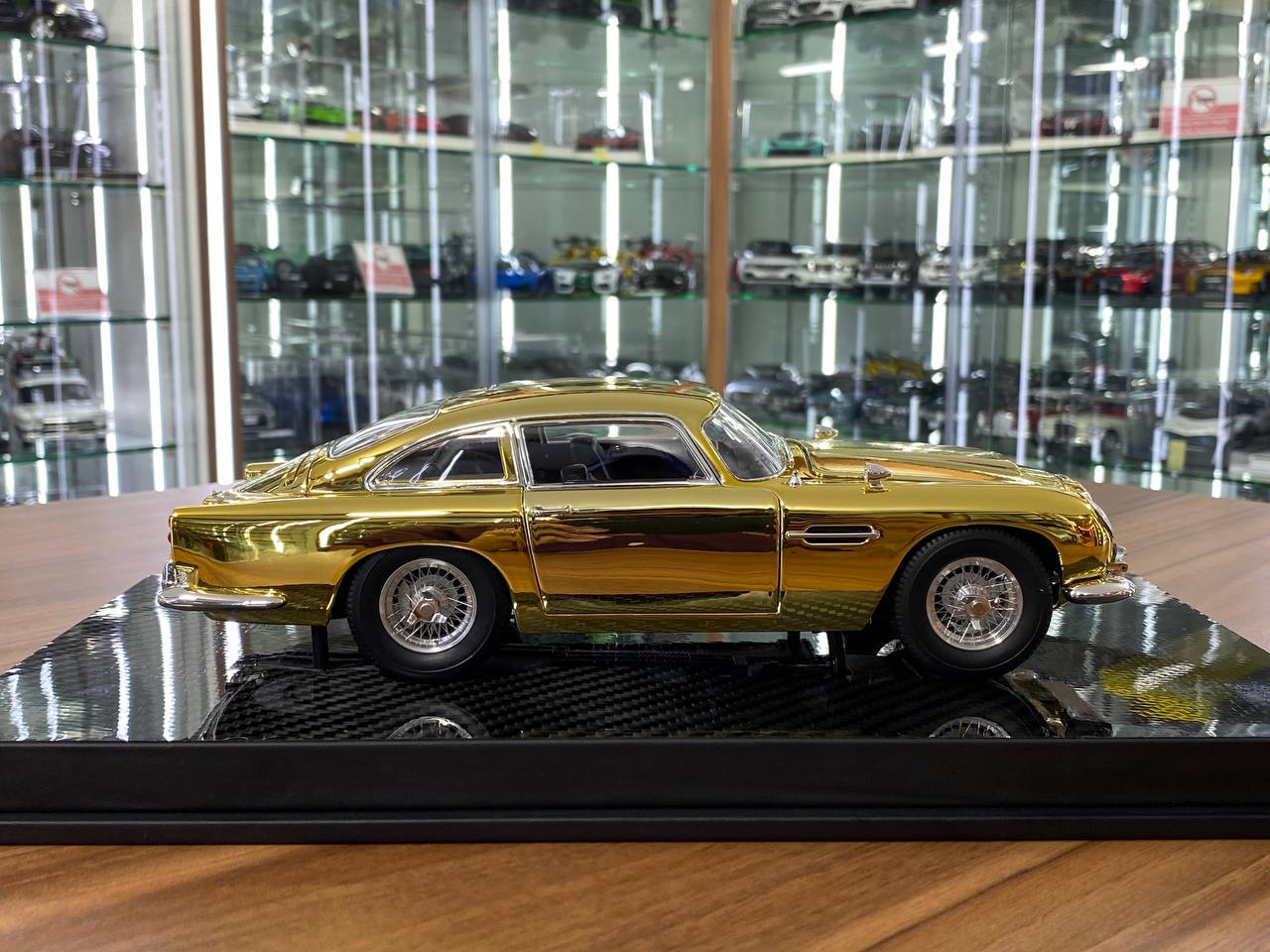 1/18 scale Aston Martin DB5 Goldfinger 007 Gold Chrome resin car model
