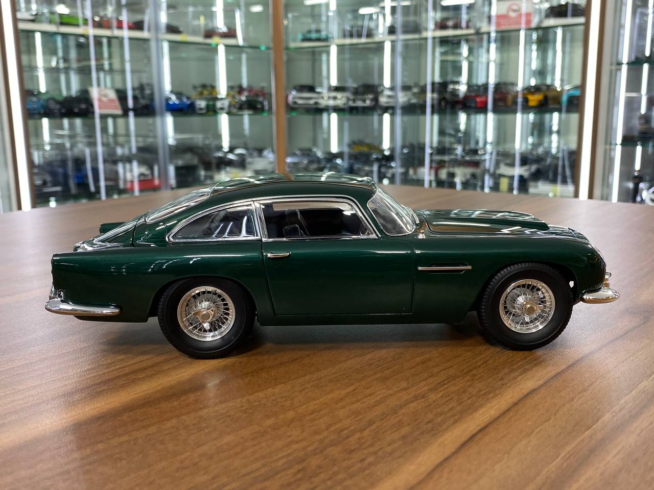 Collector’s 1/18 Aston Martin DB5 Green Diecast full opening by Xiaoguang Models