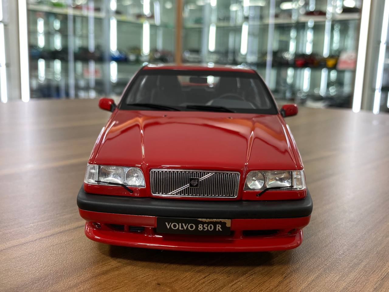 1/18 Resin Volvo 850 R Otto Red Model Car