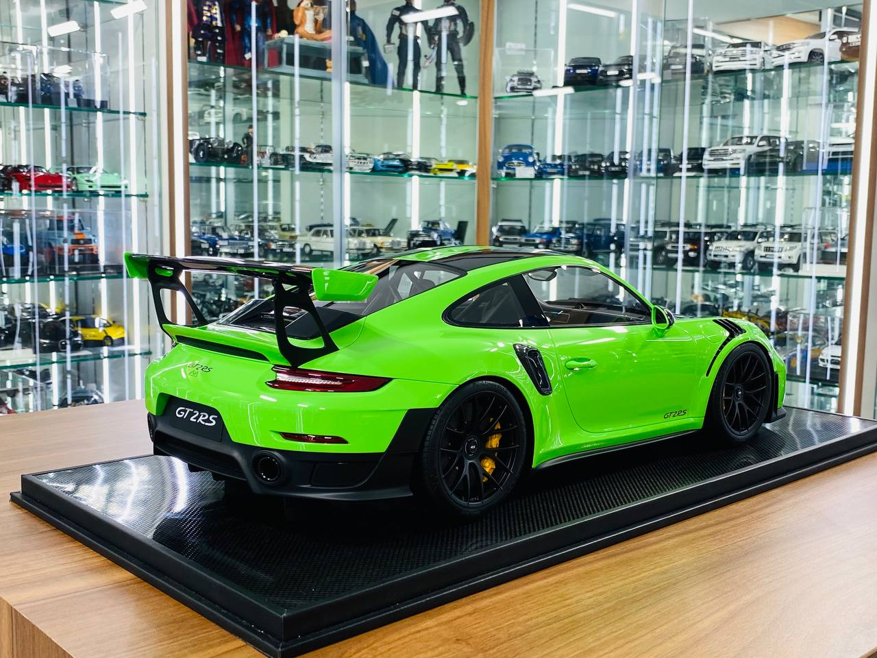 Dino Models Porsche 911 GT2 RS – 1/18 Resin Model, Acid Green, Limited 23
