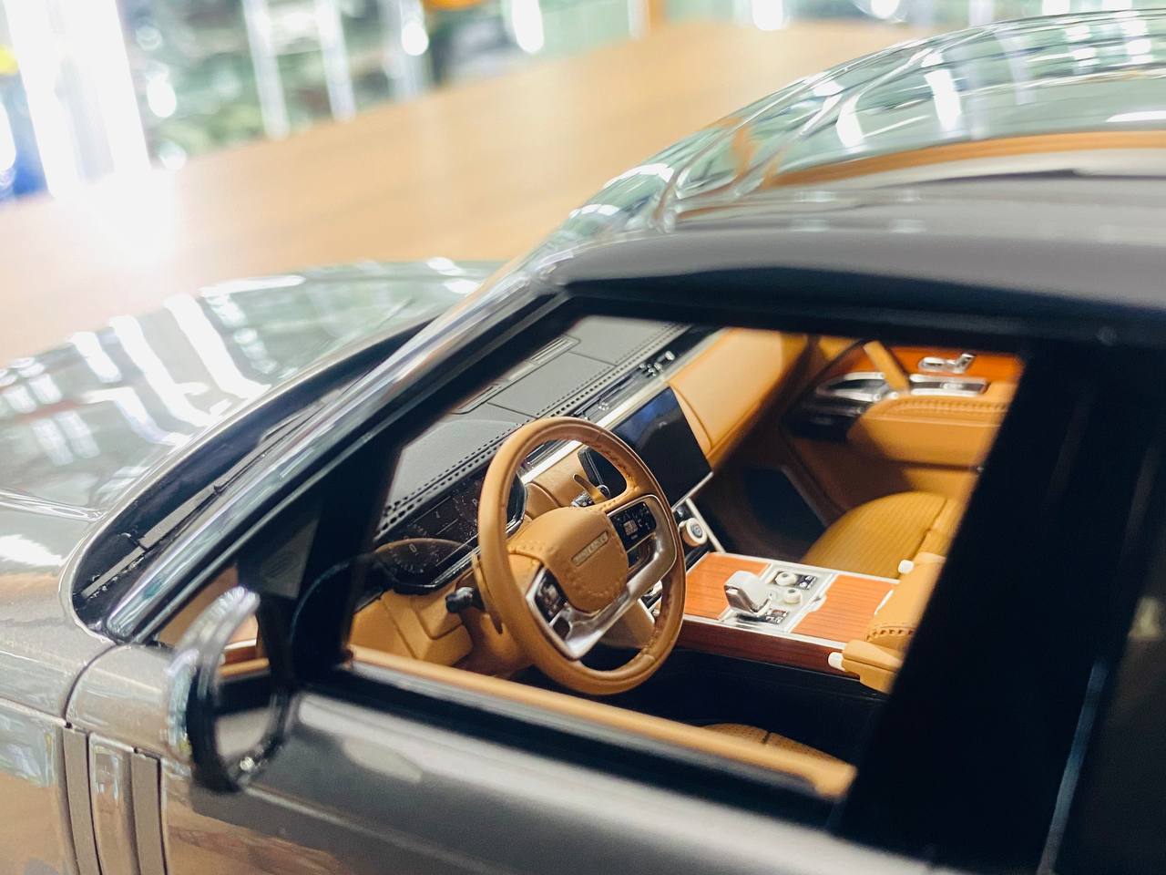 MotorHelix Range Rover Autobiography 2022 – 1/18 Resin Model, Grey Silver, Limited 86