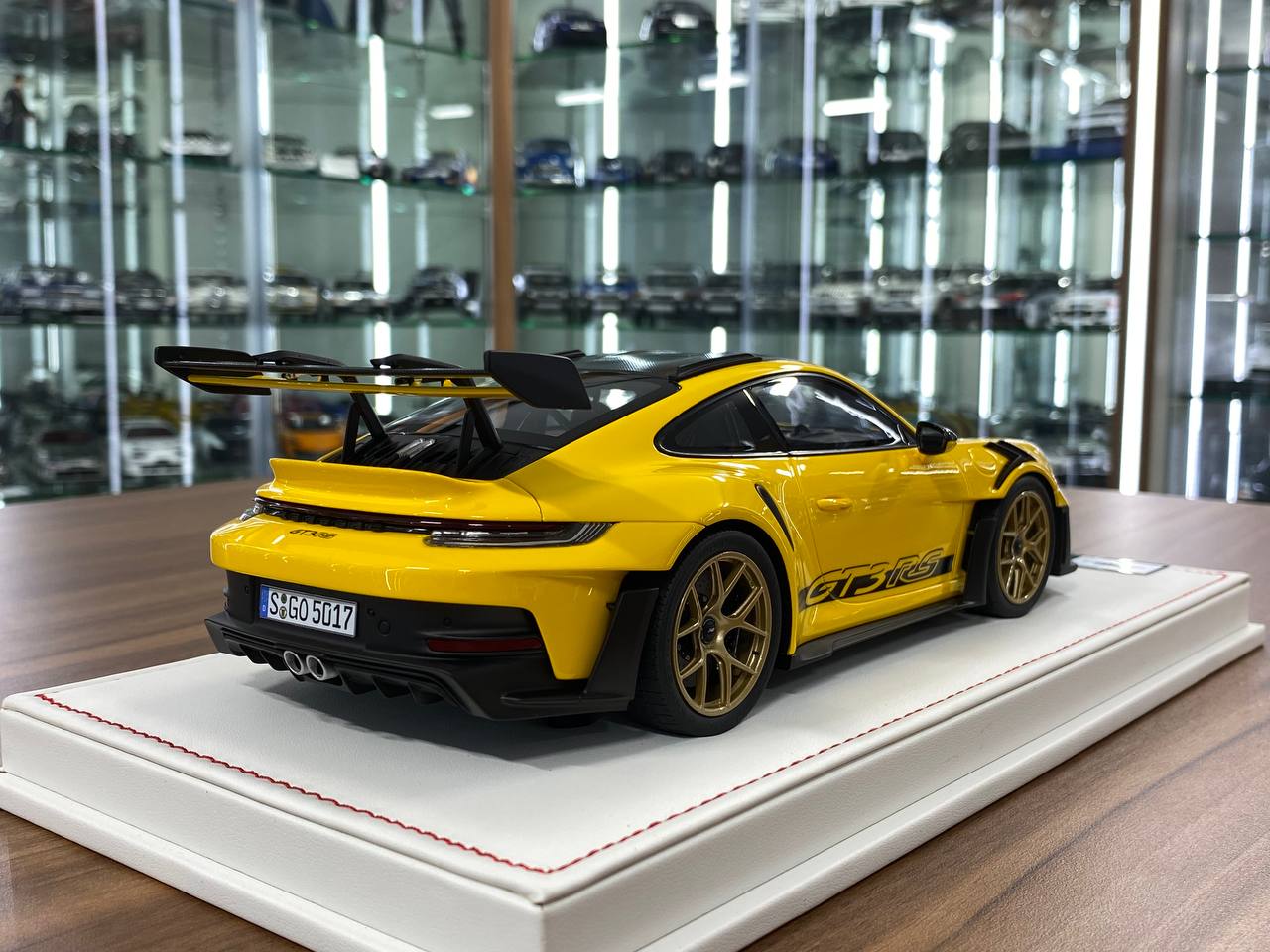 Ivy Model 1/18 Porsche 911 992 GT3 RS Weissach – Racing Yellow with Gold Wheels, Limited to 25 Pcs.