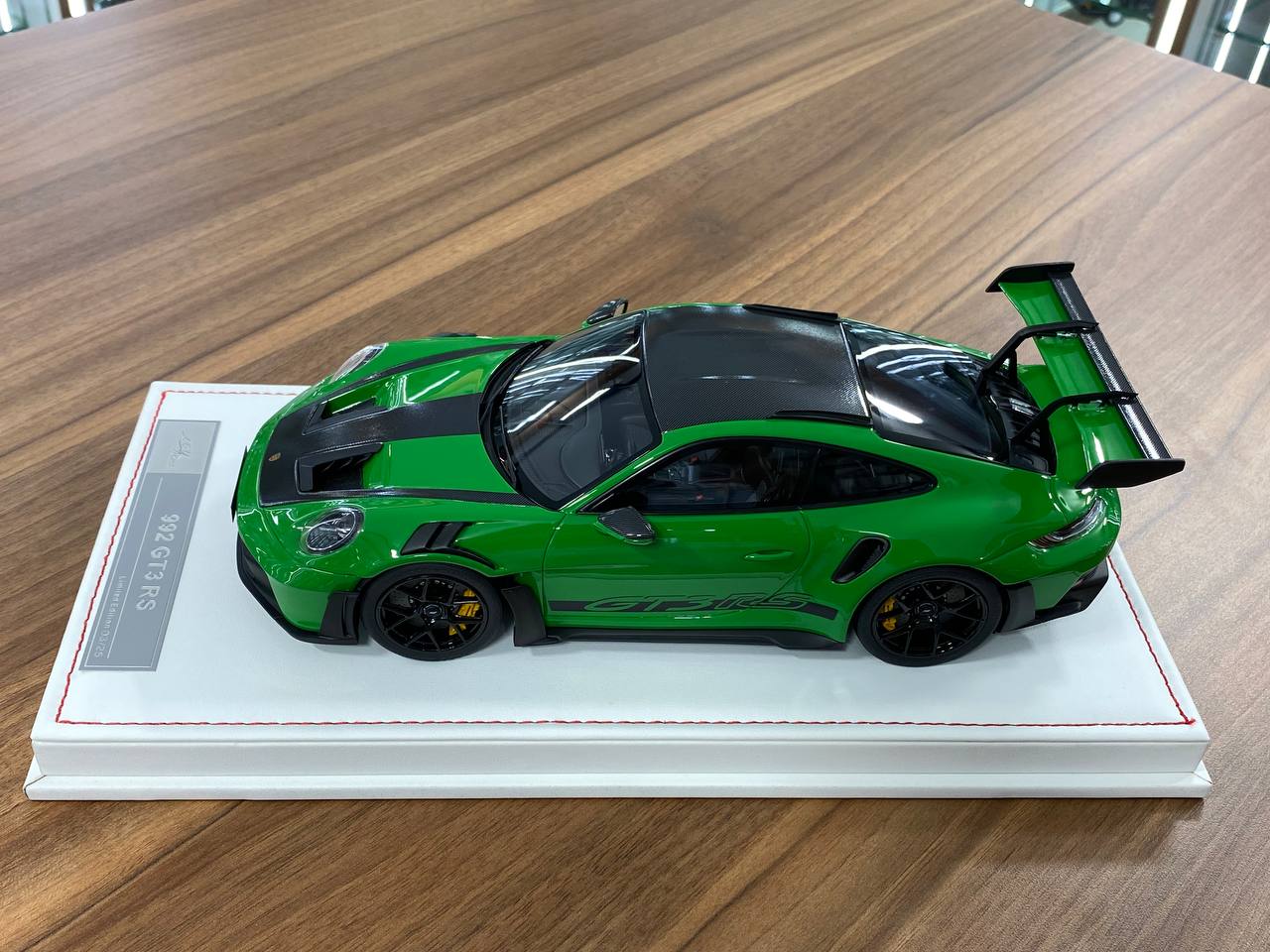 Ivy Model 1/18 Porsche 911 992 GT3 RS Weissach – Python Green with Black Wheels, Limited to 25 pcs.