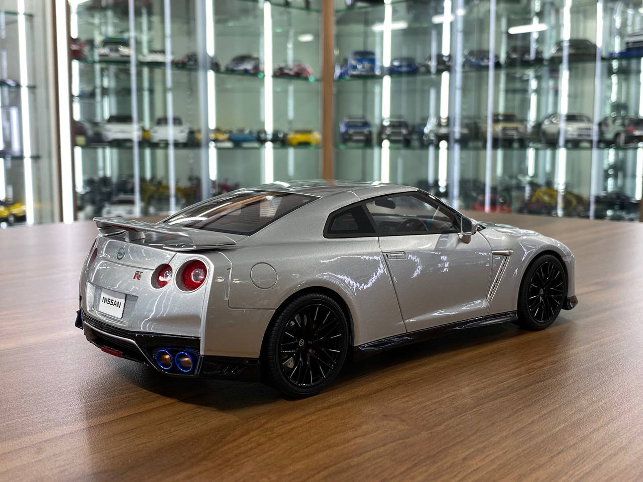 1:18 Resin Model - Kyosho Samurai Nissan GT-R R35 Premium Edition (Silver)